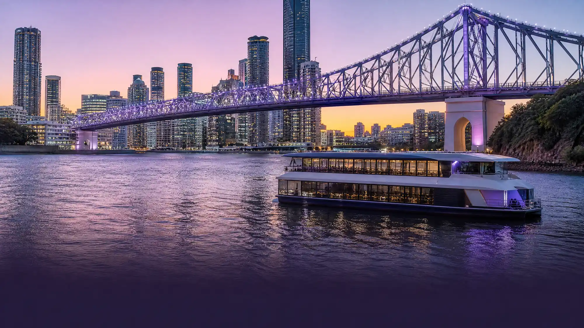 Esplora la capitale del Queensland via acqua. I tour fluviali passano davanti allo Story Bridge e alle Kangaroo Point Cliffs, offrendo crociere panoramiche e pacchetti pranzo di più ore.