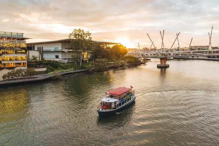 Vue aérienne d'un bateau d'excursion fluviale naviguant près des immeubles de la ville