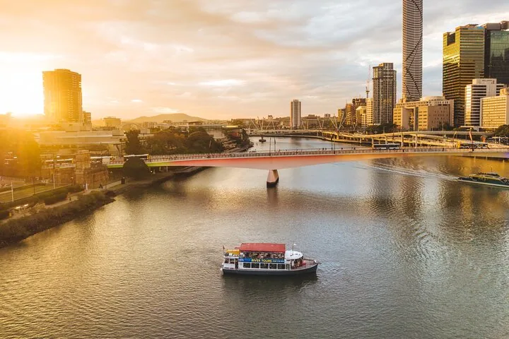 Luftaufnahme eines Ausflugsboots auf einem Fluss bei Sonnenuntergang